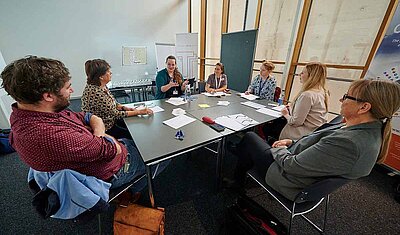 Discussion around the table_OpenLAB